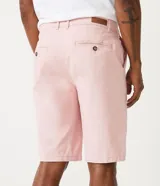 Bermuda masculina de corte slim, confeccionada en sarga lisa color blanco. Cuenta con bolsillos laterales, cierre con botón y cremallera, y trabillas para cinturón.