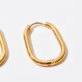 Aros de acero enchapado color dorado con diseño ovalado.