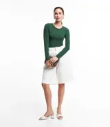 Blusa negra de algodón con cuello redondo y mangas largas.