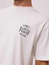 Remera blanca de algodón con logo de la marca Rusty estampado en el frente.