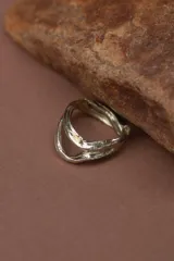 Anillo abierto de bronce con diseño de doble banda.