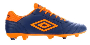 Championes de fútbol Umbro Touch FG, color negro con detalles en rojo y logo de la marca en el lateral.