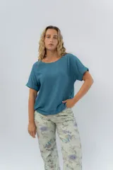 Remera blanca de viscosa liviana, con escote redondo y mangas cortas con vuelta.