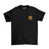 Remera negra de algodón con estampado en el pecho del logo de Cobra Kai en amarillo, rojo y blanco.