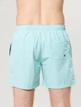 Short de baño celeste con cintura elástica y cordón ajustable.