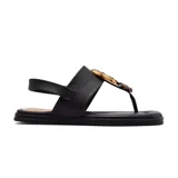 Sandalia casual negra con tira entre los dedos y detalle de aplique marrón con forma de eslabones.