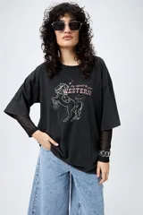 Remerón negro de manga corta con estampa de caballo y texto 'It's about to get western' en el frente.