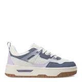 Zapatillas deportivas acordonadas color blanco con suela marrón.