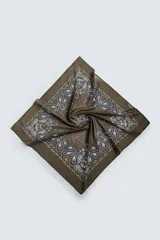 Pañuelo bandana color verde oliva con estampado paisley en azul y blanco.
