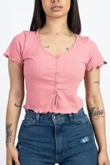 Remera rosa de morley con lycra, de manga corta y escote en V con botones.