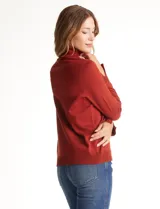 Polera tejida en hilado fino color verde oscuro, de manga larga con tajo en el puño y cuello alto.