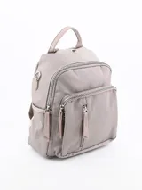 Mochila en color gris con múltiples compartimentos y cierres metálicos.