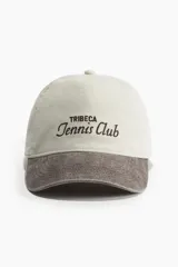 Gorra de béisbol color crema con visera marrón y bordado frontal con la leyenda "Tribeca Tennis Club".