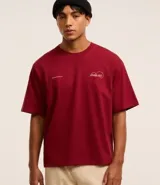 Remera boxy color borgoña con estampa lettering "Another level" en el frente y la espalda.