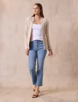 Chaqueta blanca de algodón marca Dash, con bolsillos simulados en el frente.