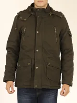Campera de abrigo estilo largo, forrada interiormente, con múltiples bolsillos y capucha desmontable.