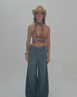 Pantalón de jean celeste de corte ancho con cintura alta y ruedo desflecado.