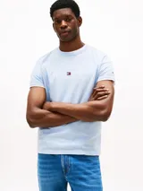 Remera celeste de algodón con cuello redondo y logo de Tommy Hilfiger bordado en el pecho.