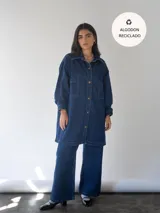 Vestido camisero largo de denim azul con botones frontales, cuello camisero, mangas largas y bolsillos de parche en el pecho.