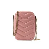Bandolera mini color rosa de símil cuero acolchado con diseño de líneas horizontales. Tiene correa regulable con herrajes dorados, cierre superior y un bolsillo interno con cierre.