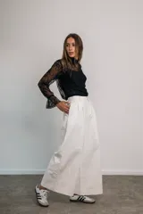 Pantalón de jean blanco, corte wide leg, con bolsillos delanteros y traseros.