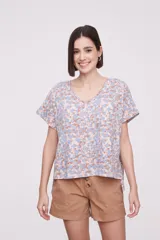 Remera de algodón con estampado tipo serpiente, de corte holgado y cuello en V.
