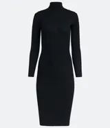 Vestido midi negro de tejido de punto acanalado, con cuello alto y manga larga. Diseño ajustado al cuerpo.