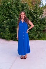 Camisola azul sin mangas con cuello camisero y abotonadura frontal.