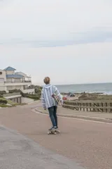 Buzo con capucha a rayas horizontales en tonos gris y blanco.