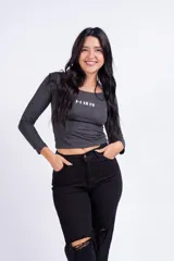 Remera gris de corte ajustado con texto en el frente y mangas largas.