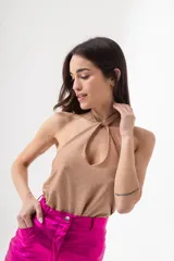 Top negro brillante con escote halter y espalda descubierta.