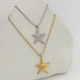 Collar con cadena plateada y dije de estrella de mar con diseño texturizado y espiral en el centro.