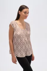 Blusa sin mangas con estampado geométrico en tonos rojo y blanco, de poliéster plisado, corte holgado y cuello redondo.