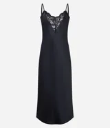 Vestido midi negro de satén con breteles finos y escote en V con detalle de encaje en el busto.