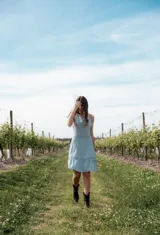 Vestido corto rojo con escote halter, corte a la cintura y falda con volados.
