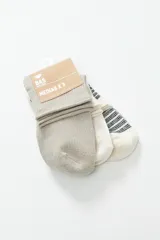 Pack de tres pares de medias de caña media con diseño acanalado. Un par es color gris claro liso, otro es blanco con pequeños lunares y el tercero es blanco con rayas horizontales negras.