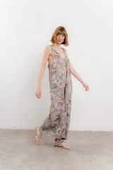 Mono largo de lino con estampado floral en tonos azules, escote en V pronunciado, tirantes anchos y bolsillos laterales.