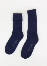 Par de medias de caña media color azul marino, con puño doble y tejido de felpa.