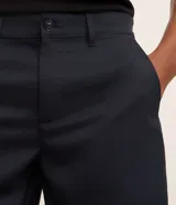 Bermuda masculina color beige confeccionada en sarga, de corte recto, con cintura con trabilla, cierre tradicional y bolsillos laterales y traseros.