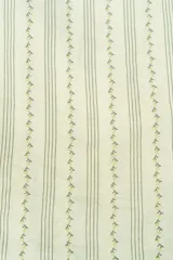 Conjunto de dos piezas color verde agua, compuesto por blusa sin mangas con volados en los hombros y pantalón largo con estampado de rayas verticales y cintura elástica. Incluye scrunchie a juego.