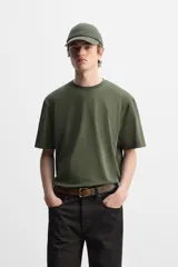 Camiseta gris de corte recto, cuello redondo y manga corta.