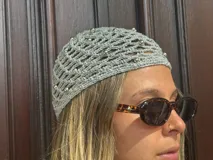 Gorro tipo bandana de crochet color gris, con apliques de perlas sintéticas.