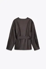 Kimono marrón con cuello redondo, manga larga y cinturón ajustable con lazadas. Confeccionado en hilatura de algodón y forro interior.