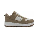 Championes urbanos color beige con detalles en blanco, cordones blancos y suela marrón.