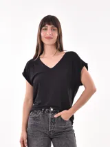 Remera negra de manga corta con escote en V y corte holgado.
