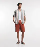 Bermuda masculina de sarga color rosado, con corte recto y bolsillos laterales.