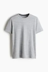 Remera deportiva gris de tejido funcional DryMove™ con corte Muscle Fit, diseñada para absorber el sudor y mantener la frescura durante el ejercicio. Presenta cuello redondo y mangas cortas.