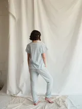 Remera celeste de algodón orgánico, corte recto y mangas cortas.