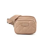 Riñonera color beige con diseño acolchado en forma de rombos. Tiene correa ajustable con hebilla y cierre superior.
