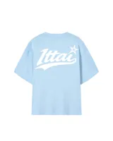 Remera celeste con estampado blanco en la espalda que dice "Ittai" con una estrella.
